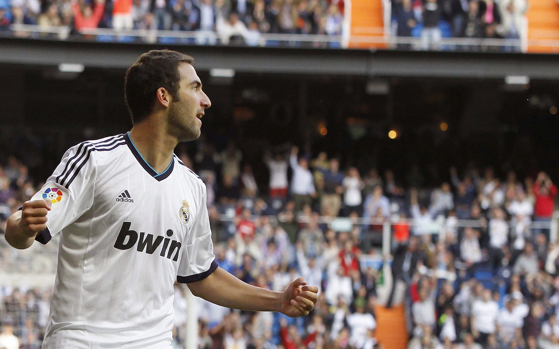 UFC 300震撼落幕，新旧王者交替，中国选手创历史！