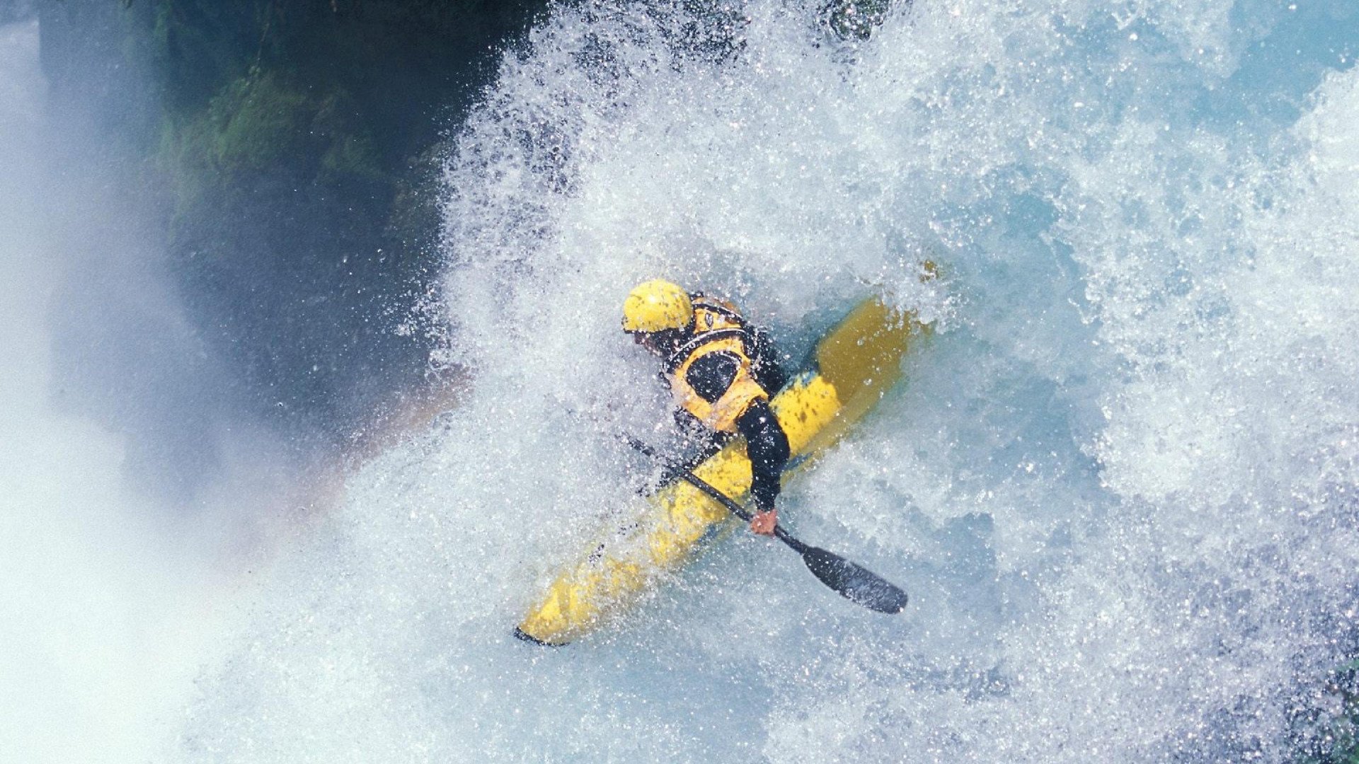国际帆船赛激战正酣 顶尖选手逐浪争锋